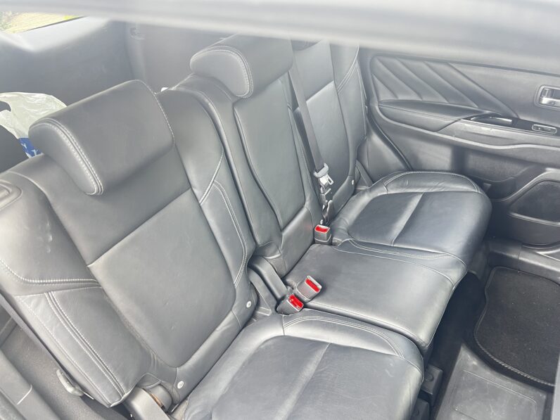 Mitsubishi Outlander 2.4h TwinMotor 13.8kWh Exceed Safety SUV 5dr Petrol Plug-in Hybrid CVT 4WD Euro 6 (224 ps)