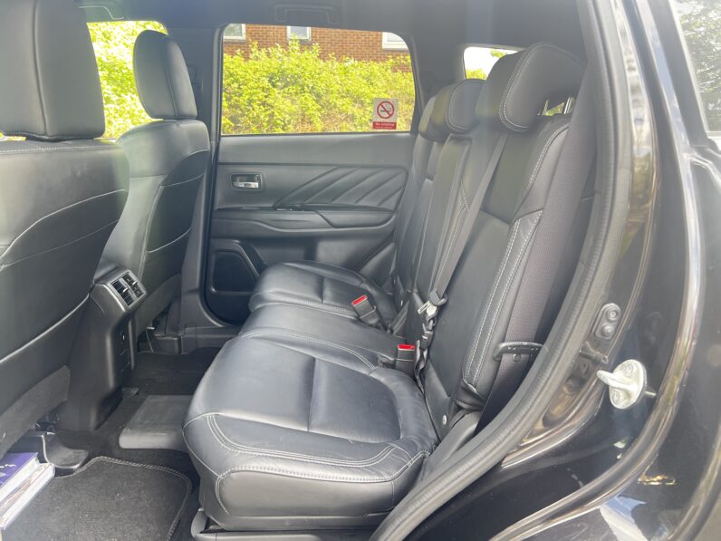 Mitsubishi Outlander 2.4h TwinMotor 13.8kWh Exceed Safety SUV 5dr Petrol Plug-in Hybrid CVT 4WD Euro 6 (224 ps)