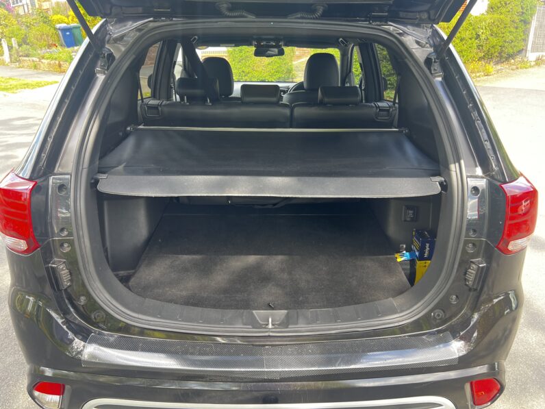 Mitsubishi Outlander 2.4h TwinMotor 13.8kWh Exceed Safety SUV 5dr Petrol Plug-in Hybrid CVT 4WD Euro 6 (224 ps)