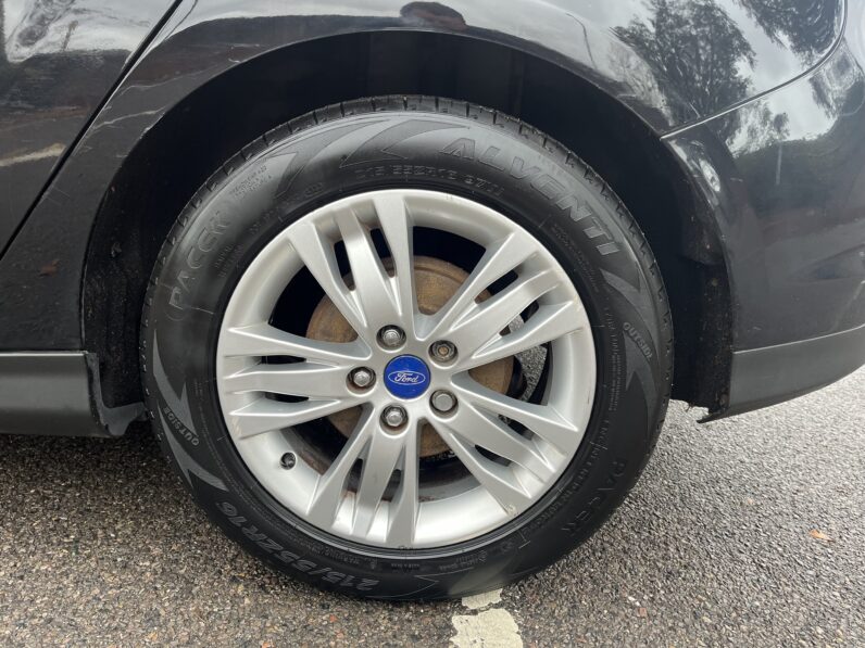 Ford Focus 1.6 Titanium Navigator Powershift Euro 5 5dr, SG64YLT
